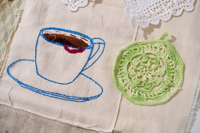 Fragmenty tkaniny artystycznej, kt&oacute;ra od 29 października ozdobi ścianę w Barbarze