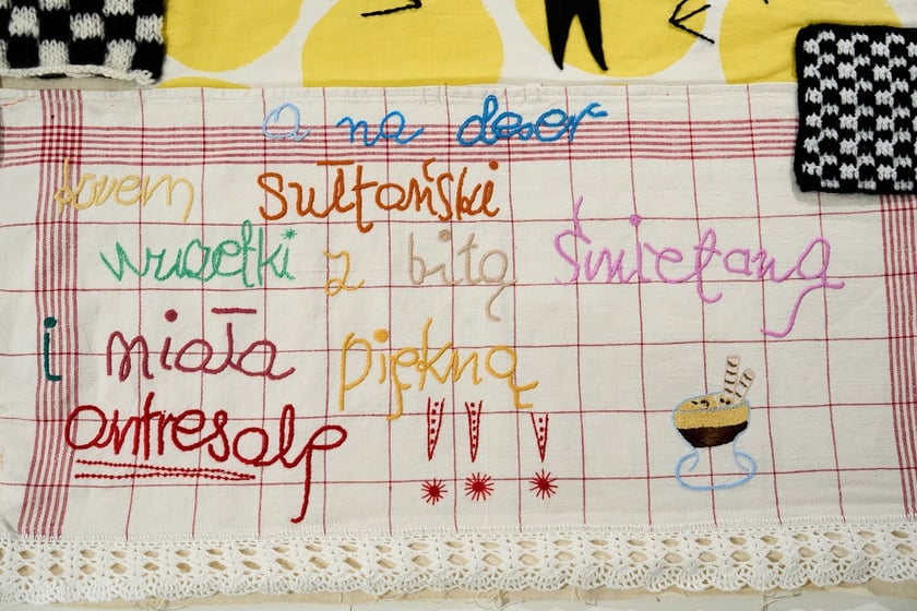 Fragmenty tkaniny artystycznej, kt&oacute;ra od 29 października ozdobi ścianę w Barbarze