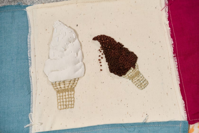 Fragmenty tkaniny artystycznej, kt&oacute;ra od 29 października ozdobi ścianę w Barbarze