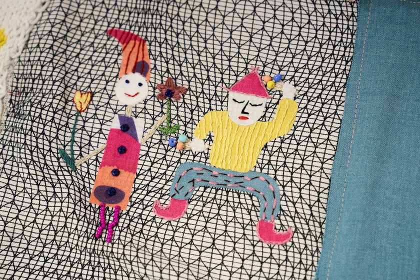 Fragmenty tkaniny artystycznej, kt&oacute;ra od 29 października ozdobi ścianę w Barbarze