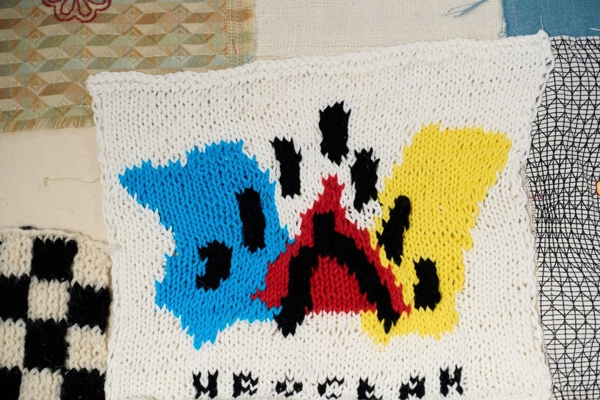 Fragmenty tkaniny artystycznej, kt&oacute;ra od 29 października ozdobi ścianę w Barbarze