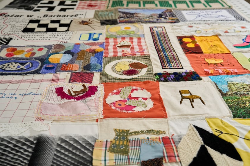 Fragmenty tkaniny artystycznej, kt&oacute;ra od 29 października ozdobi ścianę w Barbarze