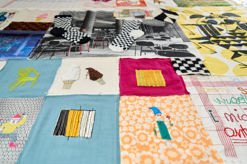 Fragmenty tkaniny artystycznej, kt&oacute;ra od 29 października ozdobi ścianę w Barbarze