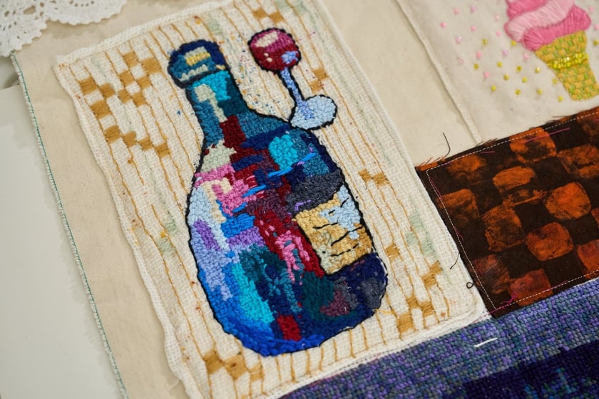 Fragmenty tkaniny artystycznej, kt&oacute;ra od 29 października ozdobi ścianę w Barbarze