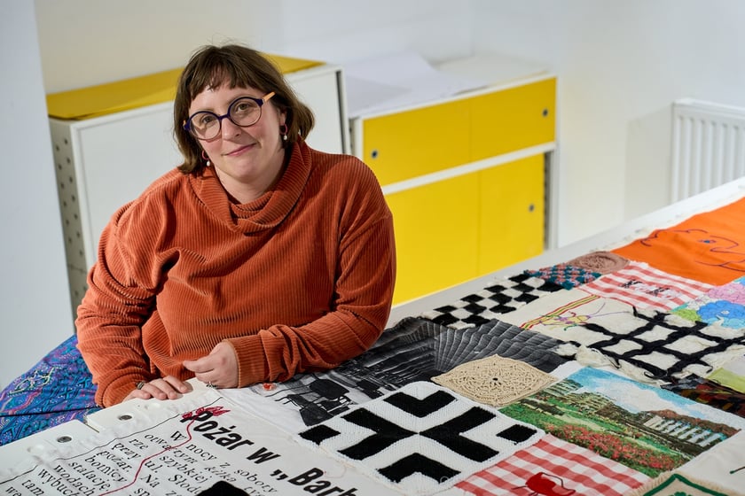 Olga Budzan przy zszywaniu tkaniny artystycznej w Barbarze