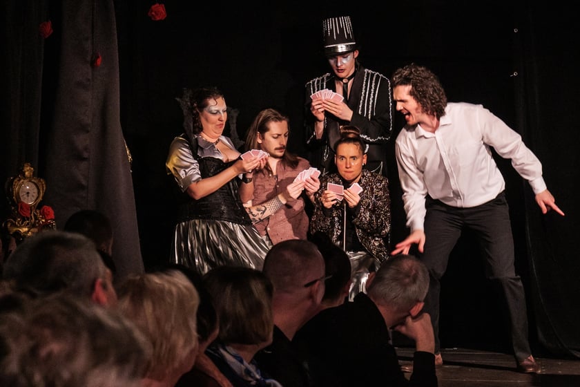 Na zdjęciu aktorzy Teatru Ekstrawersja w spektaklu &bdquo;Tango&rdquo; Sławomira Mrożka