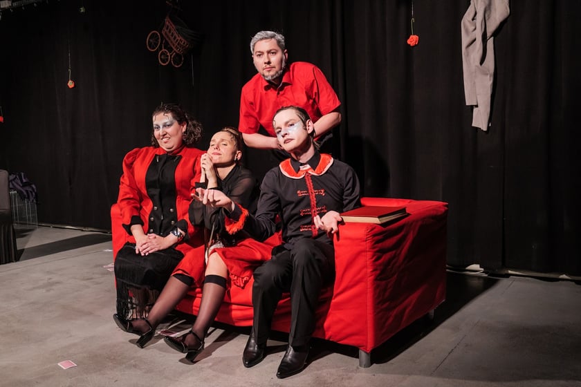 Na zdjęciu aktorzy Teatru Ekstrawersja w spektaklu &bdquo;Tango&rdquo; Sławomira Mrożka