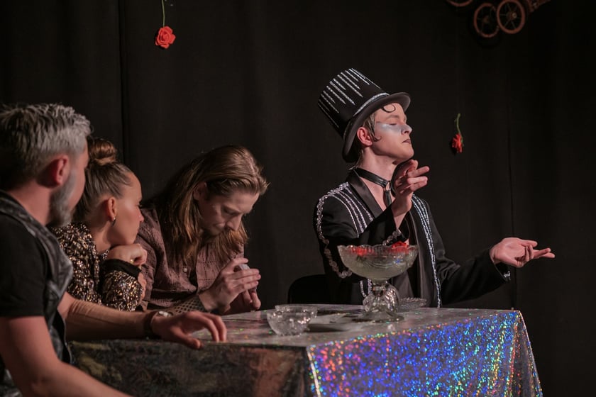 Na zdjęciu aktorzy Teatru Ekstrawersja w spektaklu &bdquo;Tango&rdquo; Sławomira Mrożka