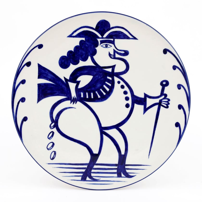 <p>Talerz z Ceramiki Artystycznej w Bolesławcu malowany ręcznie przez Tomasza Brodę przedstawiający bankiera Moro</p>