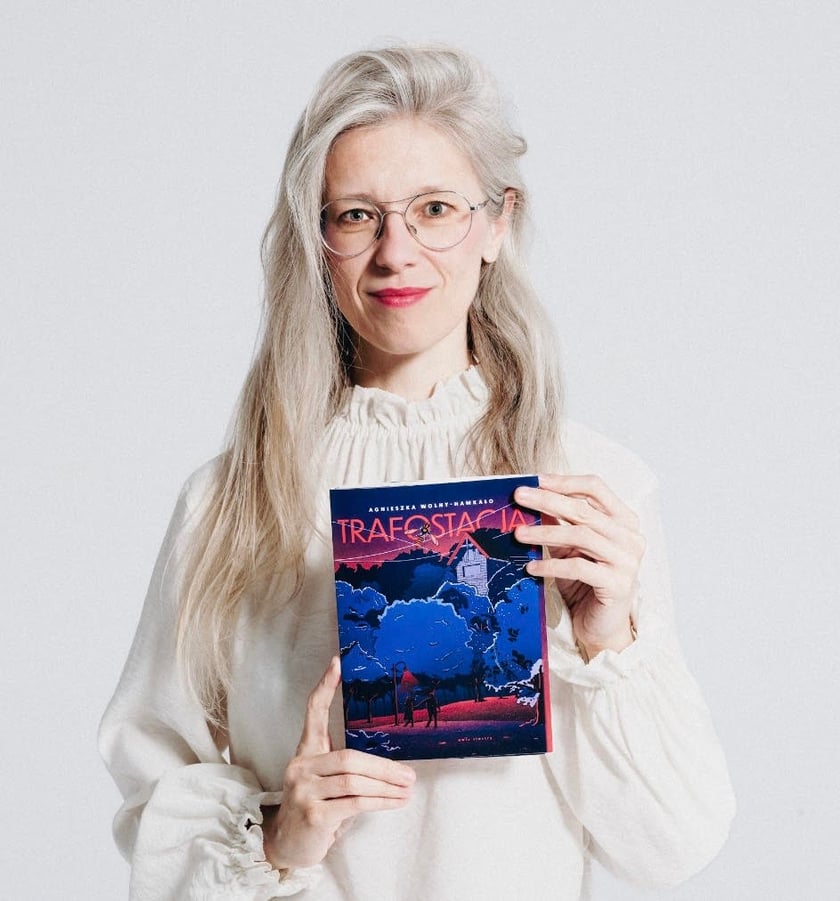 <p>Agnieszka Wolny-Hamkało z książką &bdquo;Trafostacja&rdquo;</p>