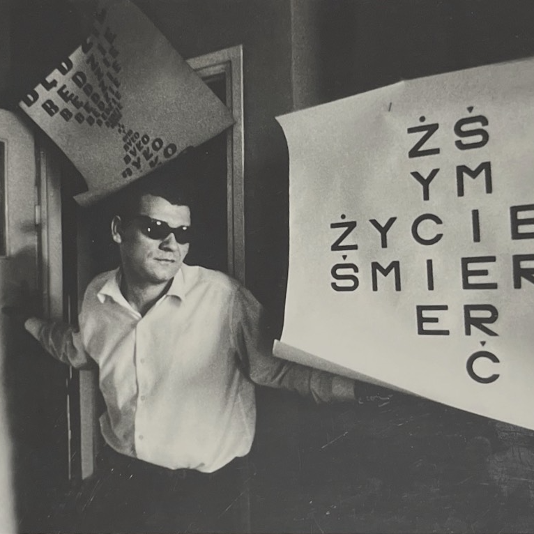 <p>Na zdjęciu Stanisław Dr&oacute;żdż w mieszkaniu na Białosk&oacute;rniczej, lata 70.&nbsp;</p>