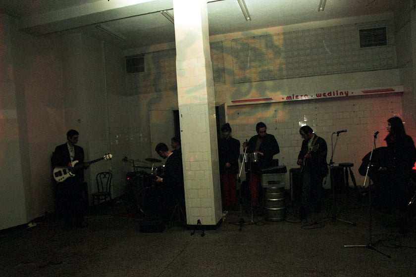 Koncert zespołu Kormorany w sklepie mięsnym przy ul. Kuźniczej w ramach akcji Nieporozumienie, 1995