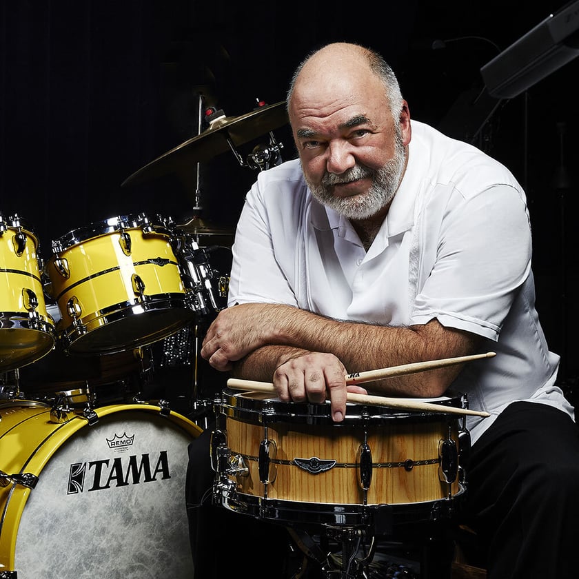 <p class="MsoNormal"><strong>Peter Erskine</strong> (Peter Erskine Quartet)</p>
<p class="MsoNormal">Peter Erskine to światowa ikona jazzu, kt&oacute;ra zapisała się na kartach historii muzyki. Wraz z Jaco Pastoriusem i Joe Zawinulem stał się kluczowym członkiem zespołu Weather Report w jego złotej erze, nagrywając pięć album&oacute;w, w tym słynne nagranie koncertowe &bdquo;8.30&rdquo;, kt&oacute;re zdobyło nagrodę Grammy. Dzięki projektowi &bdquo;Peter Erskine Trio feat Alan Pasqua &amp; Darek Oles&rdquo; był nominowany do nagrody Grammy 2023 za album &bdquo;Live in Italy&rdquo;.</p>
<p class="MsoNormal"><strong>Impart Centrum 23.04.2026, 19:00.</strong></p>
<ul>
<li class="MsoNormal">Peter Erskine &ndash; perkusja / drums</li>
<li class="MsoNormal">Alan Pasqua &ndash; fortepian / piano</li>
<li class="MsoNormal">Darek Oles &ndash; kontrabas / double bass</li>
<li class="MsoNormal">Bob Mintzer &ndash; saksofon / saxophone</li>
</ul>