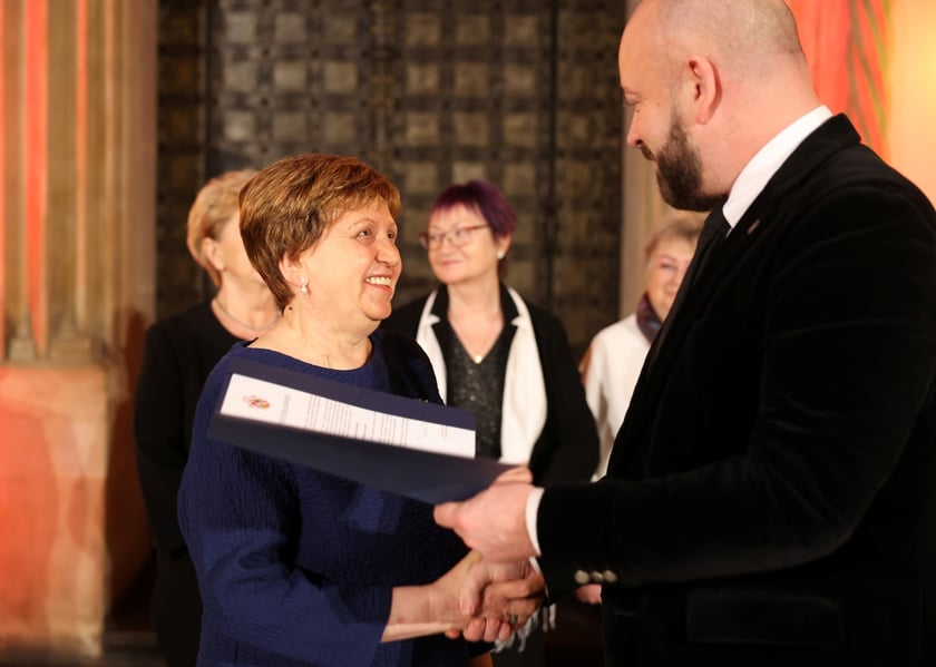 Uroczystość we wrocławskim starym Ratuszu, podczas której podziękowania za pracę na rzecz seniorów odebrało ponad 30 zaangażowanych społecznie wrocławian i wrocławianek.