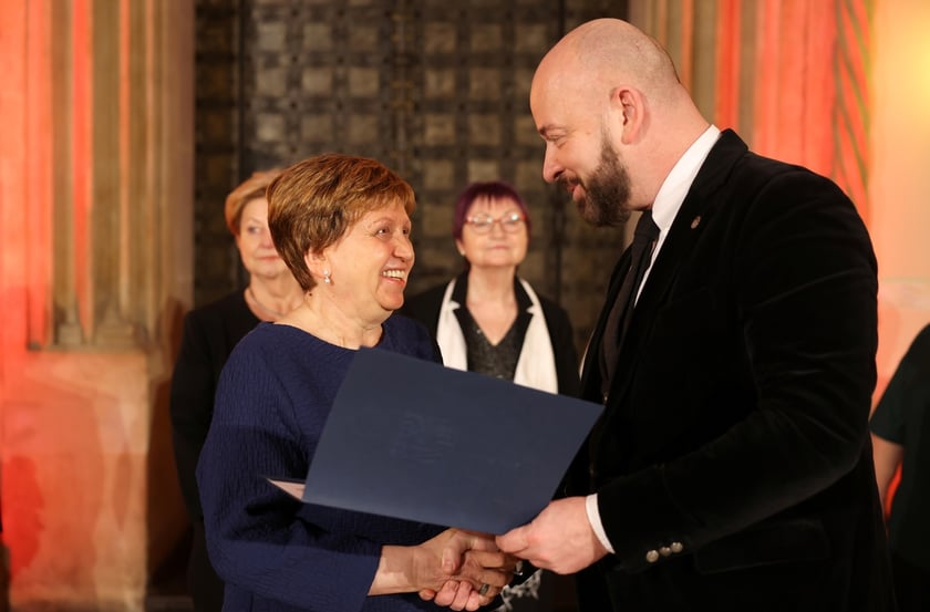 Uroczystość we wrocławskim starym Ratuszu, podczas której podziękowania za pracę na rzecz seniorów odebrało ponad 30 zaangażowanych społecznie wrocławian i wrocławianek.