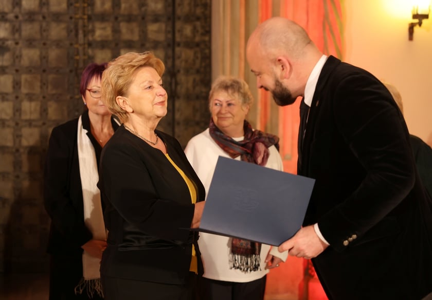 Uroczystość we wrocławskim starym Ratuszu, podczas której podziękowania za pracę na rzecz seniorów odebrało ponad 30 zaangażowanych społecznie wrocławian i wrocławianek.