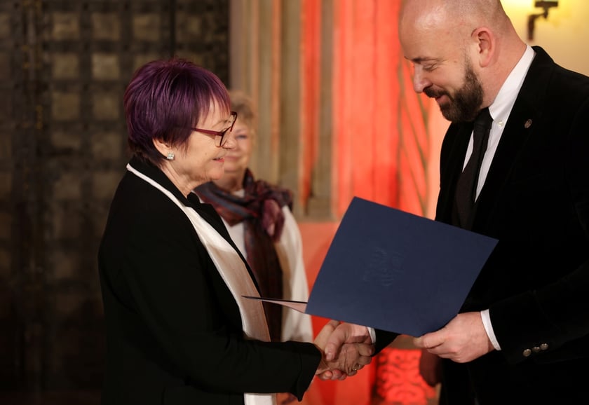 Uroczystość we wrocławskim starym Ratuszu, podczas której podziękowania za pracę na rzecz seniorów odebrało ponad 30 zaangażowanych społecznie wrocławian i wrocławianek.