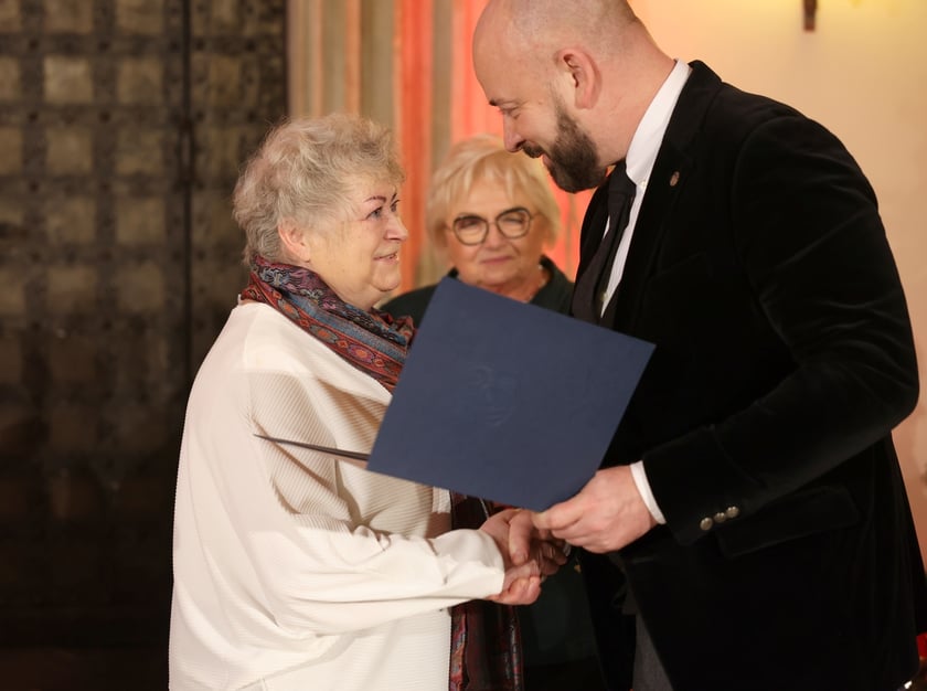 Uroczystość we wrocławskim starym Ratuszu, podczas której podziękowania za pracę na rzecz seniorów odebrało ponad 30 zaangażowanych społecznie wrocławian i wrocławianek.