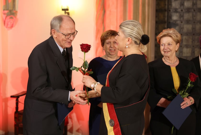 Uroczystość we wrocławskim starym Ratuszu, podczas której podziękowania za pracę na rzecz seniorów odebrało ponad 30 zaangażowanych społecznie wrocławian i wrocławianek.