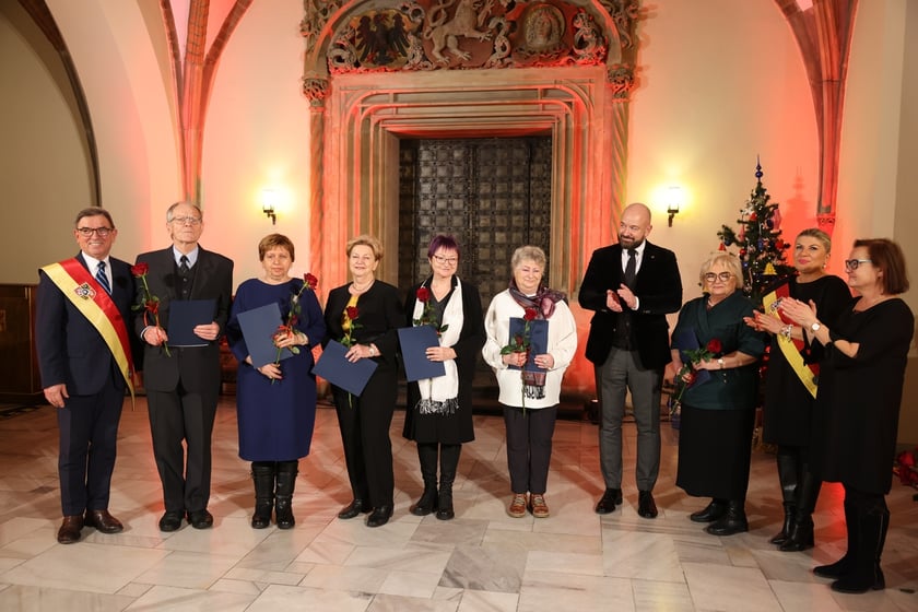Uroczystość we wrocławskim starym Ratuszu, podczas której podziękowania za pracę na rzecz seniorów odebrało ponad 30 zaangażowanych społecznie wrocławian i wrocławianek.