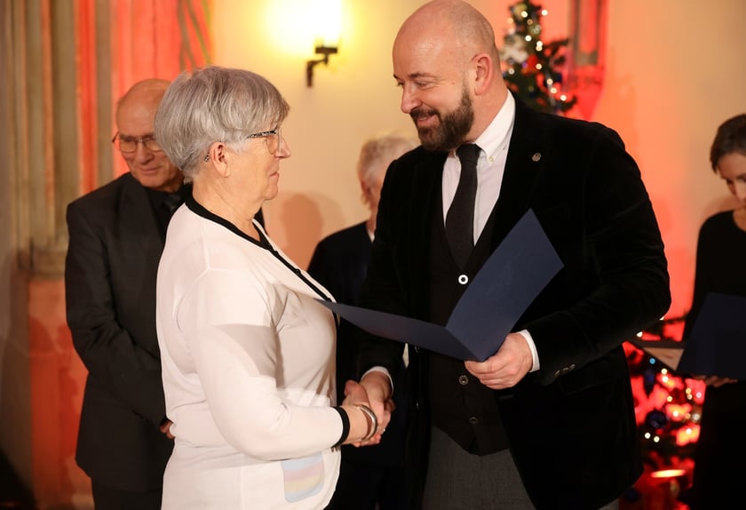 Uroczystość we wrocławskim starym Ratuszu, podczas której podziękowania za pracę na rzecz seniorów odebrało ponad 30 zaangażowanych społecznie wrocławian i wrocławianek.