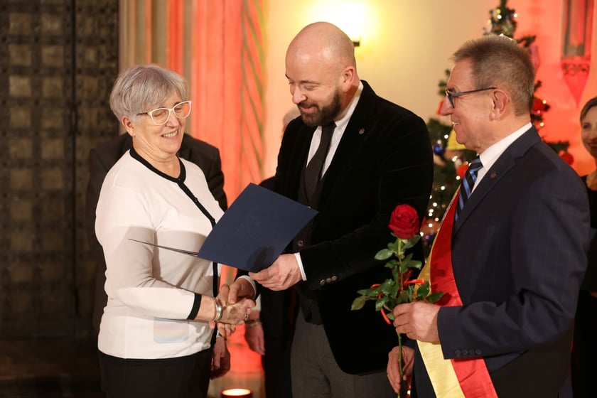 Uroczystość we wrocławskim starym Ratuszu, podczas której podziękowania za pracę na rzecz seniorów odebrało ponad 30 zaangażowanych społecznie wrocławian i wrocławianek.
