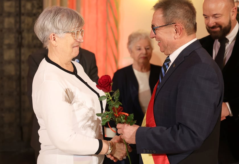 Uroczystość we wrocławskim starym Ratuszu, podczas której podziękowania za pracę na rzecz seniorów odebrało ponad 30 zaangażowanych społecznie wrocławian i wrocławianek.