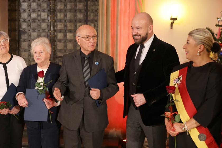 Uroczystość we wrocławskim starym Ratuszu, podczas której podziękowania za pracę na rzecz seniorów odebrało ponad 30 zaangażowanych społecznie wrocławian i wrocławianek.
