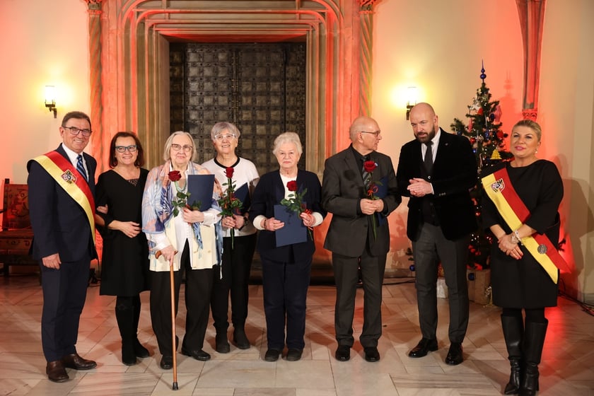 Uroczystość we wrocławskim starym Ratuszu, podczas której podziękowania za pracę na rzecz seniorów odebrało ponad 30 zaangażowanych społecznie wrocławian i wrocławianek.