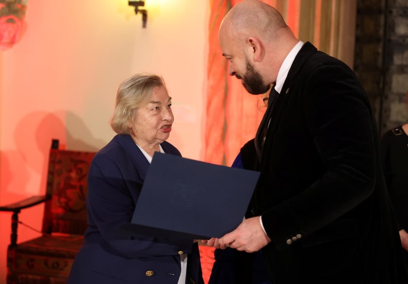 Uroczystość we wrocławskim starym Ratuszu, podczas której podziękowania za pracę na rzecz seniorów odebrało ponad 30 zaangażowanych społecznie wrocławian i wrocławianek.