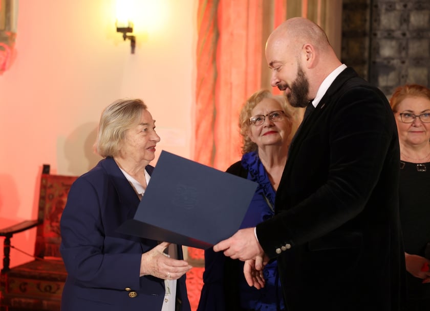 Uroczystość we wrocławskim starym Ratuszu, podczas której podziękowania za pracę na rzecz seniorów odebrało ponad 30 zaangażowanych społecznie wrocławian i wrocławianek.