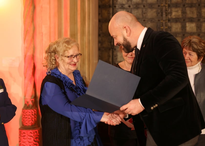 Uroczystość we wrocławskim starym Ratuszu, podczas której podziękowania za pracę na rzecz seniorów odebrało ponad 30 zaangażowanych społecznie wrocławian i wrocławianek.