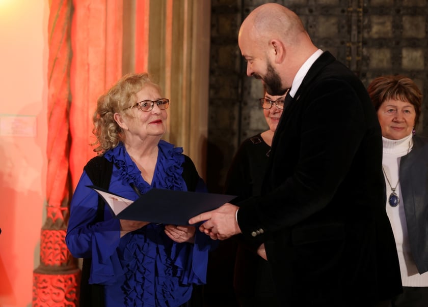 Uroczystość we wrocławskim starym Ratuszu, podczas której podziękowania za pracę na rzecz seniorów odebrało ponad 30 zaangażowanych społecznie wrocławian i wrocławianek.