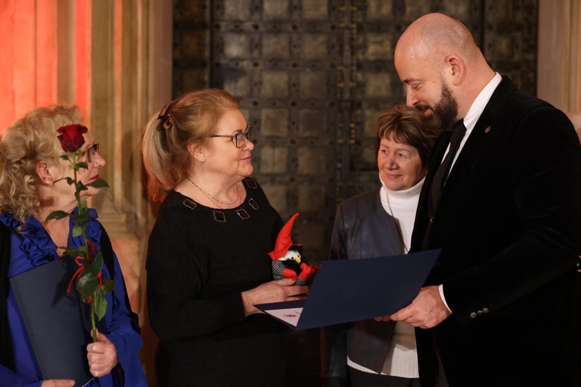 Uroczystość we wrocławskim starym Ratuszu, podczas której podziękowania za pracę na rzecz seniorów odebrało ponad 30 zaangażowanych społecznie wrocławian i wrocławianek.