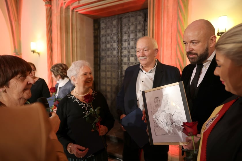 Uroczystość we wrocławskim starym Ratuszu, podczas której podziękowania za pracę na rzecz seniorów odebrało ponad 30 zaangażowanych społecznie wrocławian i wrocławianek.