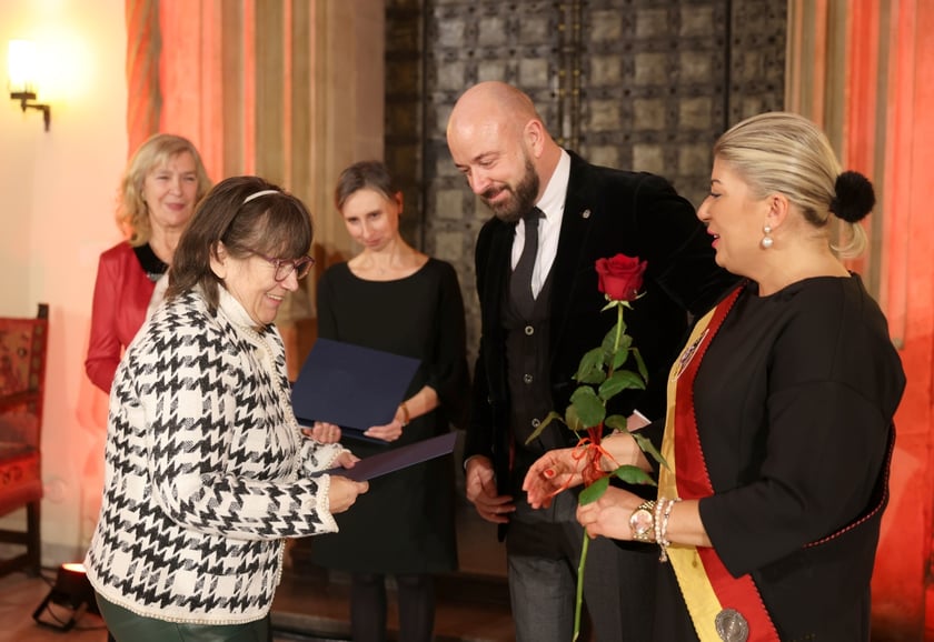 Uroczystość we wrocławskim starym Ratuszu, podczas której podziękowania za pracę na rzecz seniorów odebrało ponad 30 zaangażowanych społecznie wrocławian i wrocławianek.