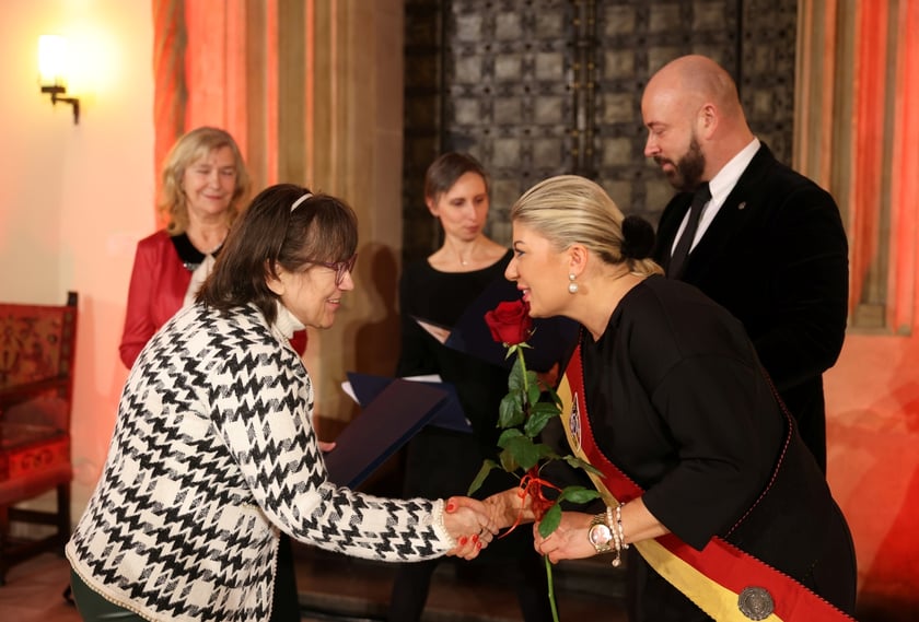 Uroczystość we wrocławskim starym Ratuszu, podczas której podziękowania za pracę na rzecz seniorów odebrało ponad 30 zaangażowanych społecznie wrocławian i wrocławianek.
