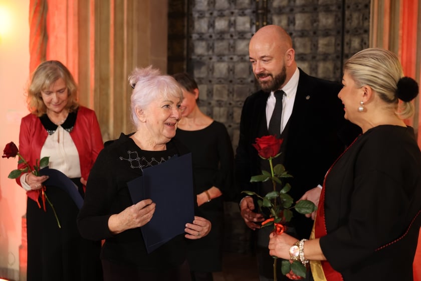 Uroczystość we wrocławskim starym Ratuszu, podczas której podziękowania za pracę na rzecz seniorów odebrało ponad 30 zaangażowanych społecznie wrocławian i wrocławianek.