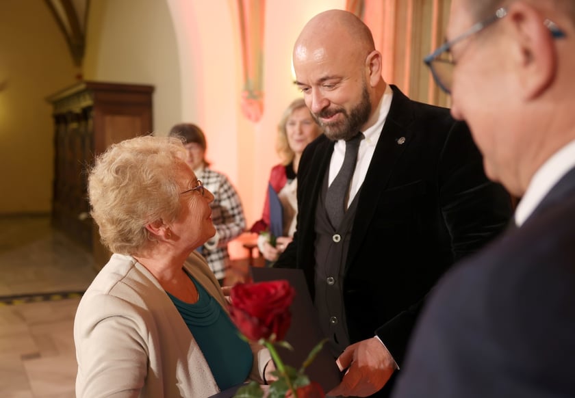 Uroczystość we wrocławskim starym Ratuszu, podczas której podziękowania za pracę na rzecz seniorów odebrało ponad 30 zaangażowanych społecznie wrocławian i wrocławianek.