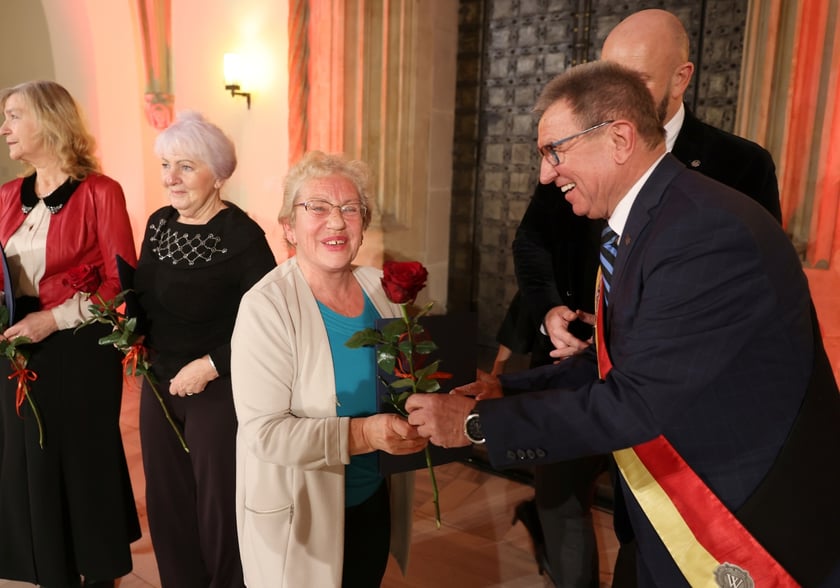 Uroczystość we wrocławskim starym Ratuszu, podczas której podziękowania za pracę na rzecz seniorów odebrało ponad 30 zaangażowanych społecznie wrocławian i wrocławianek.