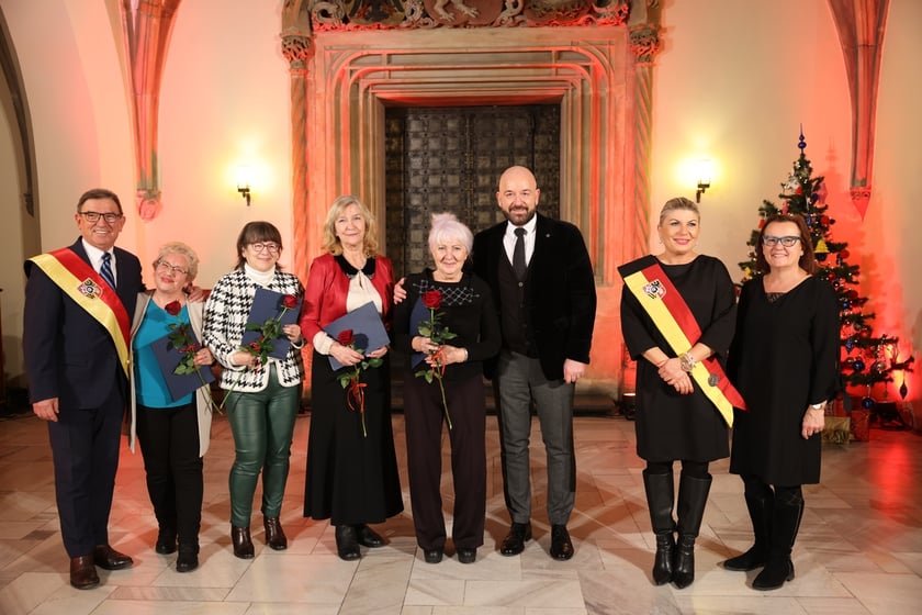 Uroczystość we wrocławskim starym Ratuszu, podczas której podziękowania za pracę na rzecz seniorów odebrało ponad 30 zaangażowanych społecznie wrocławian i wrocławianek.