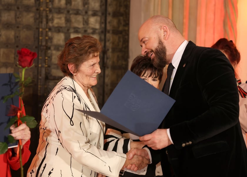 Uroczystość we wrocławskim starym Ratuszu, podczas której podziękowania za pracę na rzecz seniorów odebrało ponad 30 zaangażowanych społecznie wrocławian i wrocławianek.