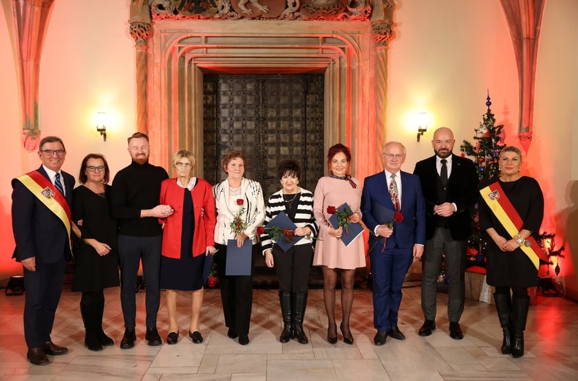 Uroczystość we wrocławskim starym Ratuszu, podczas której podziękowania za pracę na rzecz seniorów odebrało ponad 30 zaangażowanych społecznie wrocławian i wrocławianek.
