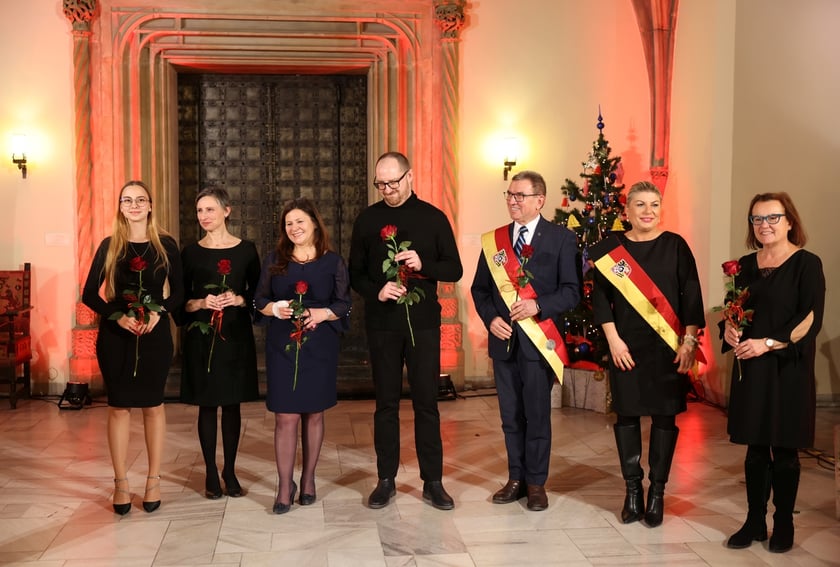 Uroczystość we wrocławskim starym Ratuszu, podczas której podziękowania za pracę na rzecz seniorów odebrało ponad 30 zaangażowanych społecznie wrocławian i wrocławianek.