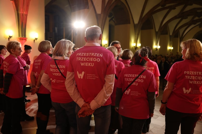 Uroczystość we wrocławskim starym Ratuszu, podczas której podziękowania za pracę na rzecz seniorów odebrało ponad 30 zaangażowanych społecznie wrocławian i wrocławianek.