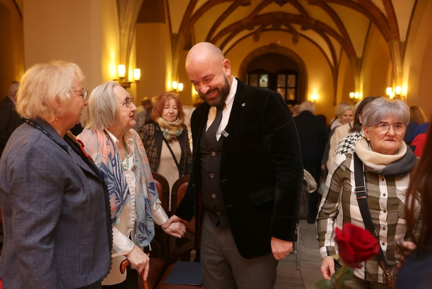 Uroczystość we wrocławskim starym Ratuszu, podczas której podziękowania za pracę na rzecz seniorów odebrało ponad 30 zaangażowanych społecznie wrocławian i wrocławianek.