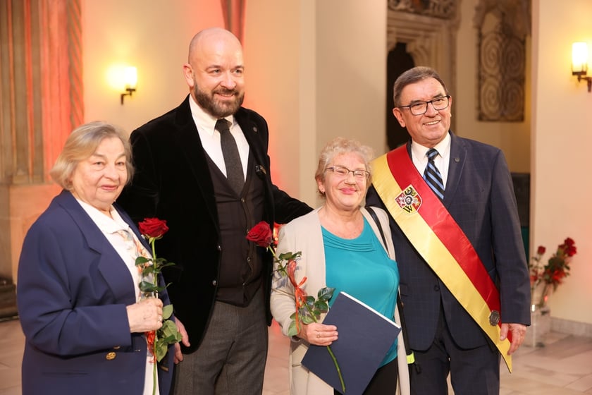 Uroczystość we wrocławskim starym Ratuszu, podczas której podziękowania za pracę na rzecz seniorów odebrało ponad 30 zaangażowanych społecznie wrocławian i wrocławianek.