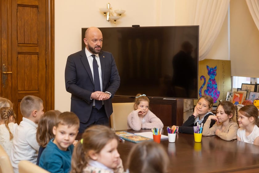 Dzieci ze Szkoły Podstawowej 99, przy ul. Głubczyckiej 3, klasa III &ndash; 24 dzieci i klasa II &ndash; 23 dzieci