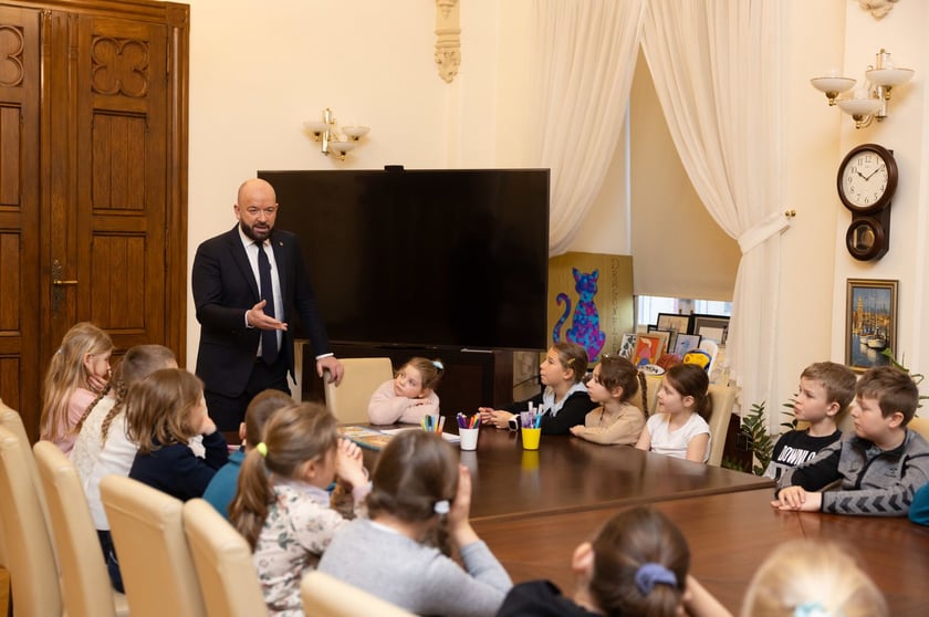 Dzieci ze Szkoły Podstawowej 99, przy ul. Głubczyckiej 3, klasa III &ndash; 24 dzieci i klasa II &ndash; 23 dzieci