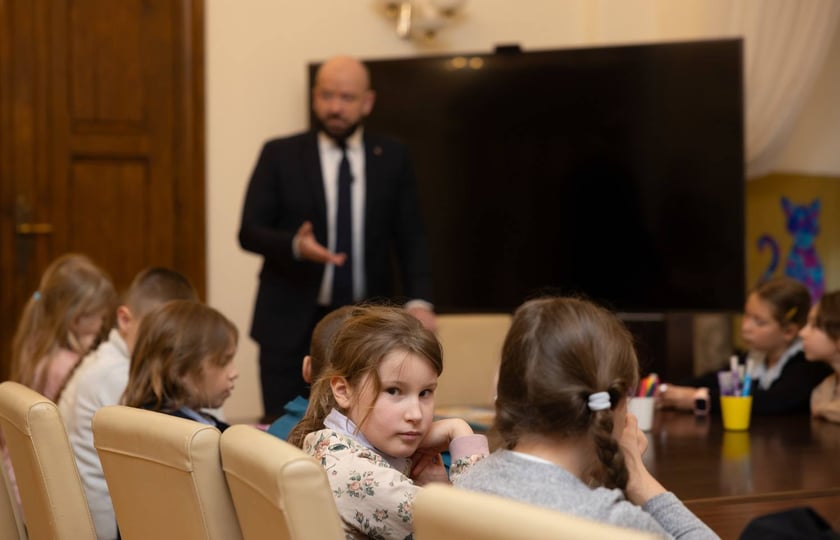 Dzieci ze Szkoły Podstawowej 99, przy ul. Głubczyckiej 3, klasa III &ndash; 24 dzieci i klasa II &ndash; 23 dzieci